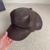 Moda outono e inverno chapéu octogonal retrô de couro PU para mulheres, boné newsboy versátil, boné bico de pato no atacado em estoque