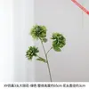 3 flores artificiais de dálias com pétalas multicamadas, cheias e tridimensionais, colocadas em um vaso na sala de estar para criar uma cena floral suave
