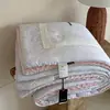 Nuevo modelo 2026 colcha de gasa de doble capa con esquinas cuadradas de cuatro lados y núcleo integrado, lavable a máquina, cálida para otoño e invierno, adecuada para todas las estaciones, primavera y otoño