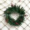 Corona de Navidad de PVC Verde Puntiaguda de 60 cm con Piñas y Bayas Rojas, Decoración de Guirnalda Navideña