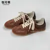 Zapatillas de entrenamiento alemanas de suela plana de cuero genuino para mujer, que aumentan la altura, nuevas de otoño 2026, zapatillas deportivas casuales versátiles y populares