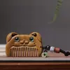 Peine de Masaje Meridianos Tallado de Sándalo Verde, Artesanía de Madera para Mujeres, Peine de Bolsillo Portátil Estilo Antiguo, Colgante de Paisaje, Accesorio para Bolso