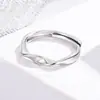 Anillo Cruzado Mobius 2026 Nuevo Modelo Incrustado con Diamantes para Hombres y Mujeres, Anillo Abierto Versátil de Nicho de Gama Alta Color Vidrio