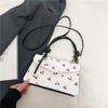 Moda Verão 2025 Versátil Bolsa Pequena Quadrada de Axila Fofa Exquisita Chic Bolsa Transversal Bolsa com Aba com Estampa de Cereja para Mulheres