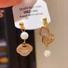 Aretes de Plata Recubiertos de Oro Real de 18K con Aguja de Plata, Circonita, Nácar, Calabaza Asimétrica y Cierre de Seguridad, Lujo Accesible, Aretes de Gama Alta para Mujer