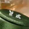 Aretes de hoja de plata pura s999 para mujer, aretes de hoja versátiles estilo bosque de lujo ligero, accesorios para orejas de alta gama de nicho, nuevos y modernos