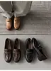 Mocasines de piel de oveja con hebilla plateada estilo británico 2026 primavera tacón bajo punta redonda piel genuina zapatos de mujer