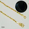 Em estoque há vários tipos de correntes, múltiplas combinações de correntes de ferro feitas à mão, colares, correntes para roupas e bolsas, e uma coleção completa de todos os tipos de correntes