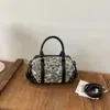 Bolsa de ombro feminina quadrada pequena transfronteiriça, nova coleção outono/inverno 2026, bolsa bowling retrô de camurça, bolsa de ombro simples