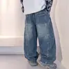 Nueva colección de primavera y otoño de jeans de pierna ancha para niños, con bordado de letras laterales, un corte holgado y estiloso, y cómodos pantalones largos para niños mayores.