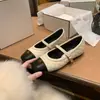 Sapatos Mary Jane estilo francês com camélia para mulheres, novo modelo outono 2026, sapatos de trabalho acolchoados color-block inspirados em Chanel