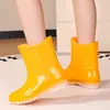 Botas de lluvia modernas, impermeables y antideslizantes para mujer, nuevo modelo de primavera, zapatos de goma de trabajo duraderos para cocina, de suela gruesa, de media caña, con suelas suaves