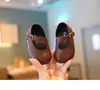 Zapatos para bebé estilo coreano con diseño de puntera dividida sintética, con una simple hebilla metálica, suela suave y diseño transpirable y moderno para bebés y niños pequeños.