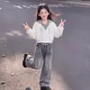 Nova coleção de outono 2026 para meninas: um conjunto estiloso e único de duas peças apresentando um top com capuz e blocos de cor e calça jeans