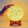Fornecimento Direto da Fábrica Bola de Rattan LED Mesa de Cabeceira Quarto Luz Noturna Presente de Aniversário Luminária de Mesa USB Tecido de Rattan Luminoso Moderno Minimalista
