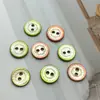 Botões de concha de renda fresca pequenos de 11,5 mm com dois furos para camisas, cardigãs e vestidos, feitos de madrepérola branca com acabamento a laser