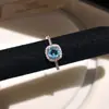 ¡Cuerpo principal cuadrado verde oscuro! Anillo de dedo con luz de anillo de bucle abierto redondo de circón de azúcar cuadrado pequeño, tacto de lujo de alta gama, anillo de dedo, estilo simple de temperamento, joyería para mano