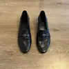 Mocassins slip-on Camellia de couro macio para mulheres, nova coleção outono 2026, sapatos baixos retrô de couro pequenos estilo britânico, versáteis
