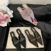Sandálias Femininas Fechadas de Alto Padrão Estilo Francês Nova Moda Primavera/Verão 2025 Mules Slip-On de Salto Baixo para Mulheres Usarem na Rua