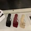 Tacones de Aguja Altos, Sandalias Rojas de Tira Fina en el Dedo del Pie, Zapatos de Hada para Usar Afuera, Verano 2025 con Sandalias de Falda y Moño
