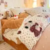Conjunto de Cuatro Piezas de Leche Polar Grueso Cálido Otoño e Invierno ins Fresco Dibujos Animados Polar Coral Polar para Bebé Conjunto de Tres Piezas para Dormitorio
