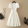 Vestido Casual Versátil Simple de Cuello Redondo que Ceñe la Cintura Reductor de Edad Blanco Elegante Dulce de Nicho Nuevo Estilo Primavera Verano 2026 para Mujer