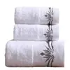 Conjunto de toalhas de algodão puro acetinado platina, incluindo três peças: toalha de banho, toalha de mão e toalha de rosto. Qualidade de ponta, adequada para hotéis, salões de beleza e saunas. Venda por atacado disponível diretamente do fabricante