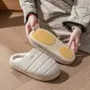 Pantuflas peludas para mujer, nueva colección otoño/invierno 2026, diseño simple, suela antideslizante, forradas de felpa para mayor calidez, y disponibles en estilo para pareja