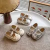 Sapatos rasos de estilo francês retrô para crianças, novo modelo de verão 2026, sapatos Mary Jane de couro da moda para meninas combinarem com saias