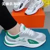 Zapatos Deportivos de Malla 2026 Transpirables Estilo Coreano Zapatos para Correr para Parejas Hombres y Mujeres Zapatos para Papá Nuevo Suela Suave Zapatos Fly-Knit Venta al por Mayor