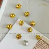 Pedras de strass para manicure douradas, modernas e deslumbrantes, apresentando designs de floco de neve, estrela de cinco pontas e cristal de vidro redondo com base pontiaguda, usadas como acessórios decorativos