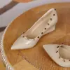 Sapatos Femininos de Bico Fino com Tachas e Salto Oculto de 5cm, Novo Estilo Francês Primavera/Outono 2026, Versáteis, Sapatos para Casamento e Noivas