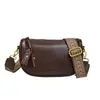 Bolsa Dumpling Casual da Moda Feminina 2025 Nova Bolsa Mensageiro de Ombro Feminina Casual Estilo Ocidental Banda Larga Couro Macio Bolsa Travesseiro