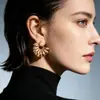 Nuevos aretes metálicos estilo europeo y americano con forma de abanico, con exagerados diseños de girasol plisado, creando un look retro y único que llama la atención para mujer