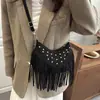 Bolso de Lujo Ligero Estilo Francés al por Mayor para Mujer, Nuevo Bolso de Hombro con Remaches y Flecos Otoño e Invierno 2025 con Estilo Cruzado para Mujer