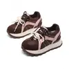 Tênis de Viagem Retro Super Quente Faz os Pés Parecerem Pequenos Tênis de Pai Feminino 2026 Nova Chegada de Outono Mais Vendido Sola Grossa Aumenta a Altura Casual Sapatos Brancos