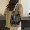 Bolso Maillard de Gama Alta para Mujer 2025 Nuevo Otoño Textura Retro Bolso de Hombro Correa Ancha Bolso Cruzado Tipo Cubo