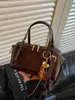 Diseño retro de nicho, bolso tipo almohada para el día a día con bloques de color, nueva colección Otoño 2026, bolso de hombro casual moderno y minimalista