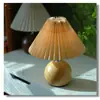 Lámpara de mesa plisada vintage, estilo coreano retro ins femenino, lámpara decorativa creativa de madera maciza para mesita de noche de dormitorio, casa de huéspedes