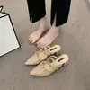 Sandalias de Tacón Grueso con Punta y Remaches para Mujer Estilo Francés Pequeño 2026 Mocasines Cerrados de Moda para Exteriores con Tachuelas