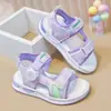 Sandalias para Niñas 2026 Verano Nuevo Estilo Moda Infantil Versátiles Suela Suave Sandalias Deportivas Hebilla Giratoria Punta Abierta Zapatos de Playa