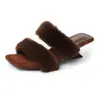 Pantuflas esponjosas únicas de tacón de cuña con punta cuadrada para mujer, nueva moda de otoño 2026, pantuflas de algodón de tacón alto con una sola tira