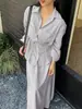 Conjunto de camisa de trabajo casual estilo minimalista de rayas finas con cuello de solapa y top de manga larga de un solo botón, combinado con una falda midi con cinturón