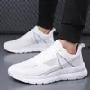 Sapatos Masculinos Vestíveis para Todas as Estações Outono Novo Tecido Respirável Tênis Esportivos Casuais Versáteis Estudante Sola Grossa Aumento de Altura Sapatos de Pai