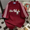Camiseta Manga Curta com Estampa de Letras e Três Listras Estilo Coreano para Mulheres Verão 2026 Novo Top Casual Estilo Casal