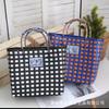 Bolsa Tejida de Plástico para la Celebración del Internet Tailandés 2025 Bolso de Mano Cesta con Bolsa Tejida Color de Contraste Cuadros Bolso de Playa de Nicho para Vacaciones