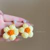 Aretes de flores de lana perlada para mujer, temperamento dulce de principios de otoño, aretes versátiles, nueva moda popular en línea 2024, joyería para la oreja