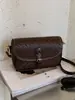 Bolsos de diseñador de nicho para mujer 2026 nuevos bolsos de hombro y cruzados de moda de alta gama de otoño e invierno bolsos cuadrados pequeños retro