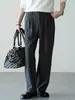 Pantalones casuales para hombre de lana con textura de espiga y cintura semi-elástica, colección otoño 2026, estilo de pierna recta con una estética "old money"
