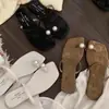 Primeiro Encontro Temporada Sapatos Baixos Nicho Coreanos Verão 2026 Novo Chinelo de Dedo com Biqueira de Pérola Solado Macio Elegante Férias na Praia